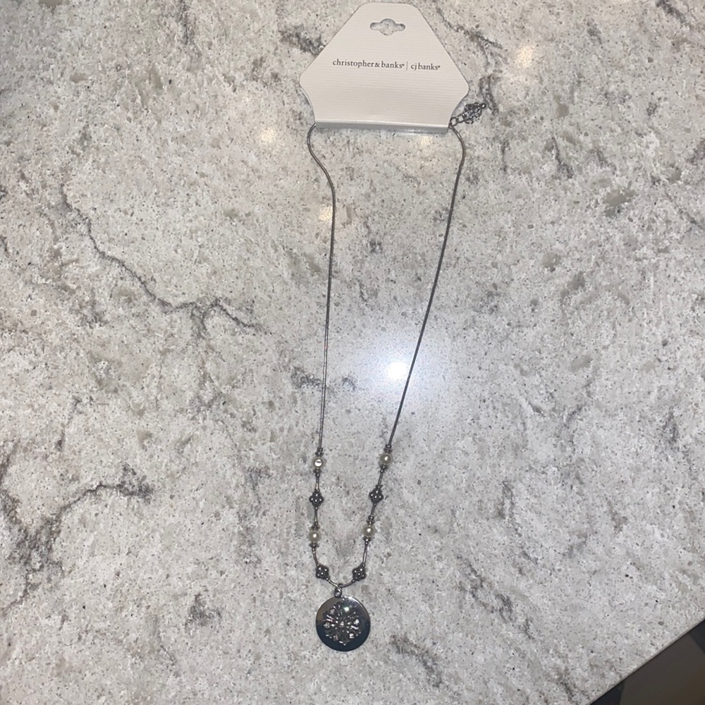 NEW WITH TAGS! Cute snowflake necklace